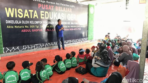 Wisata edukasi gerabah Bojonegoro yang mengawali dari tenda terpal bongkar-pasang.