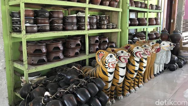 Wisata edukasi gerabah Bojonegoro yang mengawali dari tenda terpal bongkar-pasang.