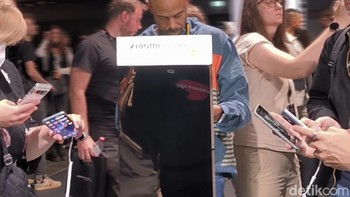 Usai acara peluncuran, undangan tak sabar untuk hands on dan mencoba Xiaomi 13T dan Xiaomi 13T Pro. Foto: Rachmatunnisa