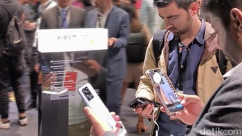 Suasana acara begitu padat dan ramai, pengunjung bergantian mengantre untuk bisa mencoba HP terbaru Xiaomi tersebut, termasuk detikINET. Foto: Rachmatunnisa