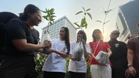 Sejumlah Influencer tanah air turut berpartisipasi sebagai relawan untuk membagikan 100 ribu tanaman pada gerakan sosial Gotong Royong Boyong Pohon yang diselenggarakan di Car Free Day Sudirman -  Thamrin, Minggu (1 Oktober 2023).   