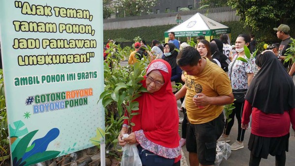30 Ribu Pohon Dibagikan Gratis di CFD Jakarta