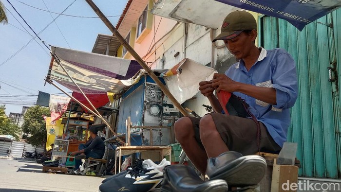 Agus tukang sol sepatu di gang gemol samping bekas pasar Mambo Indramayu