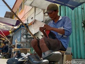 Luka Tusuk dan Cuan Manis Jasa Sol Sepatu di Indramayu