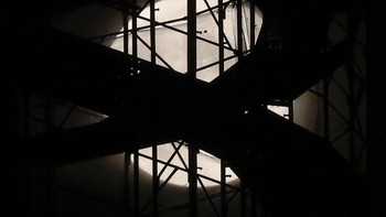 Di negara-negara barat, purnama ini dikenal dengan sebutan Harvest Moon atau Corn Moon karena bertepatan dengan musim panen jagung. Foto: AP/Hassan Ammar