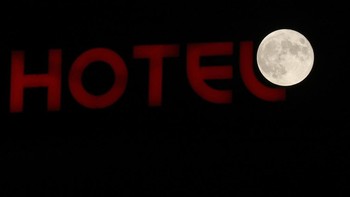 Harvest Moon adalah purnama terdekat dengan ekuinoks September setiap tahunnya. Purnama ini juga merupakan supermoon terakhir dari empat supermoon yang terjadi di 2023. Foto: AP/Hassan Ammar