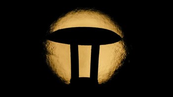 Bulan terletak di sisi berlawanan dari Bumi dengan Matahari dan wajahnya akan diterangi sepenuhnya. Foto: AP/Hassan Ammar