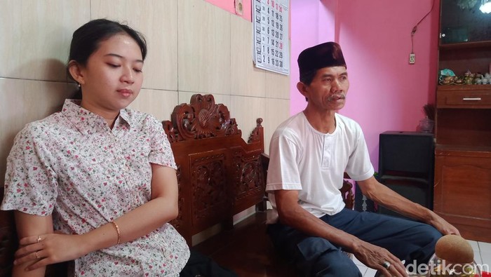 Arifin (kanan) Paman Farzah dan Silvy, kakak Farzah saat ditemui di rumahnya.