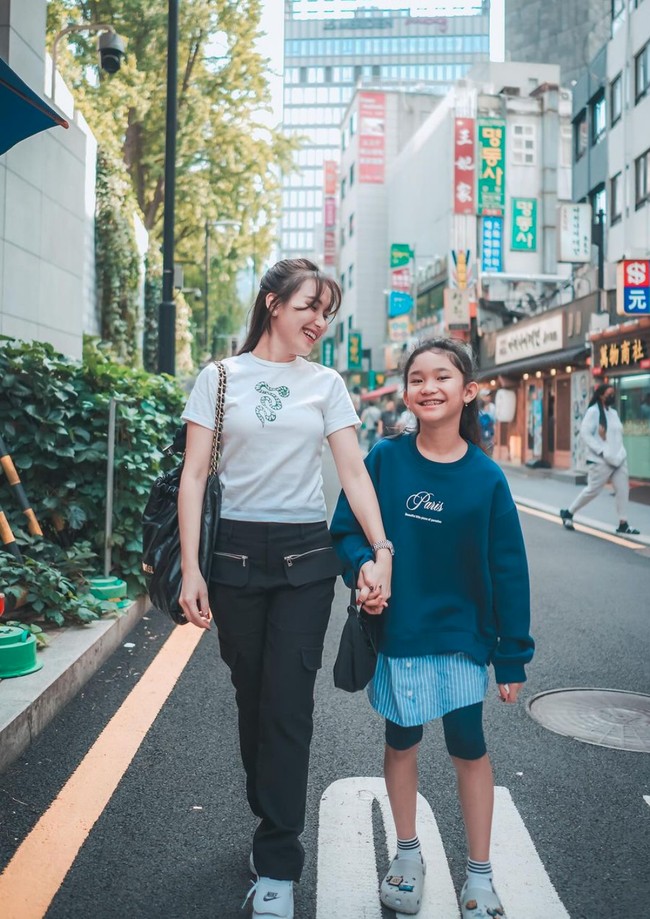 Kerap berpose bersama anaknya, Bilqis Khumairah Razak, keduanya tampak kompak. Banyak netizen yang bahkan menyebut jika keduanya seperti kakak dan adik alih-alih ibu dan anak. Foto: Instagram/@ayutingting92