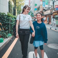 Kerap berpose bersama anaknya, Bilqis Khumairah Razak, keduanya tampak kompak. Banyak netizen yang bahkan menyebut jika keduanya seperti kakak dan adik alih-alih ibu dan anak. Foto: Instagram/@ayutingting92