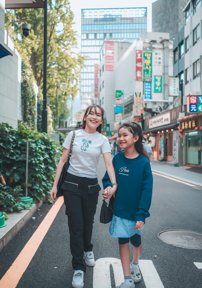 Bertubuh mungil dan bergaya bak ABG, penampilan Ayu memang terlihat masih seperti remaja, nggak kalah dari anaknya. Walaupun memiliki perbedaan usia 21 tahun, dimana Ayu kini berusia 31 tahun, namun keduanya terlihat kompak bak bestie. Foto: Instagram/@ayutingting92