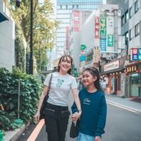 Bertubuh mungil dan bergaya bak ABG, penampilan Ayu memang terlihat masih seperti remaja, nggak kalah dari anaknya. Walaupun memiliki perbedaan usia 21 tahun, dimana Ayu kini berusia 31 tahun, namun keduanya terlihat kompak bak bestie. Foto: Instagram/@ayutingting92