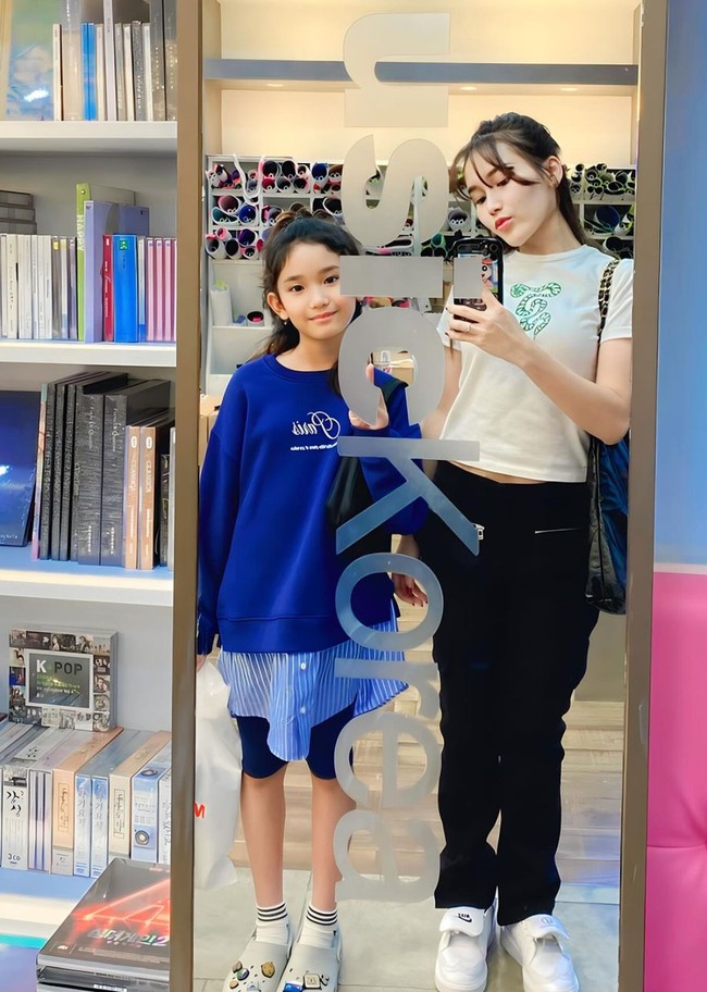 Ayu Ting Ting dan putri semata wayangnya itu memang diketahui begitu menyukai K-Pop. Tak heran jika keduanya juga gemar mengenakan busana ala idol K-Pop. Foto: Instagram/@ayutingting92