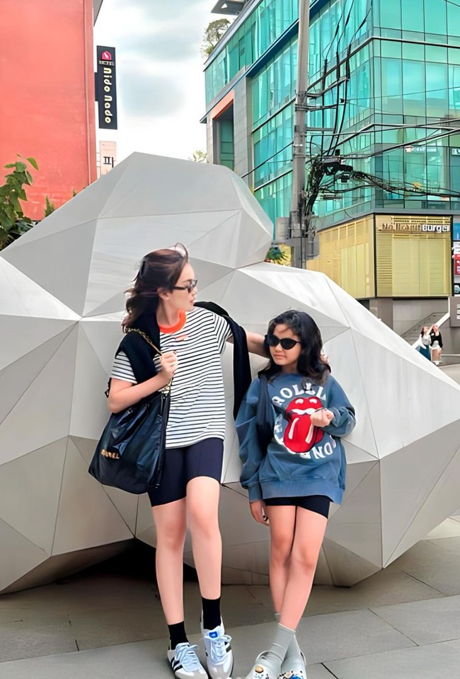 Penampilan Bilqis yang sudah semakin besar juga tak kalah mencuri atensi. Kini Bilqis yang tingginya sudah sebahu Ayu itu tampak jago berpose dan memadu padankan pakaian yang dikenakannya. Foto: Instagram/@ayutingting92