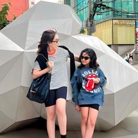 Penampilan Bilqis yang sudah semakin besar juga tak kalah mencuri atensi. Kini Bilqis yang tingginya sudah sebahu Ayu itu tampak jago berpose dan memadu padankan pakaian yang dikenakannya. Foto: Instagram/@ayutingting92