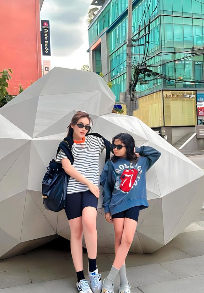 Terlihat santai, Bilqis dan Ayu kompak mengenakan celana pendek ketat berwarna hitam dan sunglasses. Bagaimana menurutmu, keduanya lebih mirip pasangan ibu dan anak atau kakak dan adik? Foto: Instagram/@ayutingting92