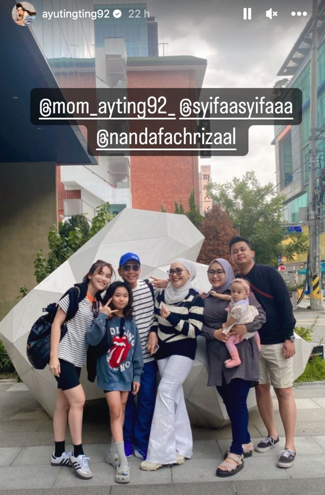 Ayu Ting Ting saat ini tengah menikmati momen liburannya bersama keluarga dengan mengunjungi Korea. Melalui akun Instagram pribadinya, Ayu tampak membagikan foto-fotonya bersama keluarga selama berada di sana. Foto: Instagram/@ayutingting92