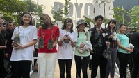 Pohon-pohon ini dibagikan secara gratis. 