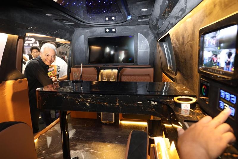 Bakal calon presiden (bacapres) 2024 Ganjar Pranowo mengunjungi pameran Indonesia Modification dan Lifestyle Expo (IMX) 2023 di JCC Jakarta, Sabtu (30/9).