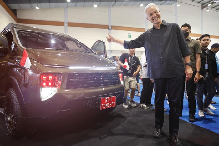 Bakal calon presiden (bacapres) 2024 Ganjar Pranowo mengunjungi pameran Indonesia Modification dan Lifestyle Expo (IMX) 2023 di JCC Jakarta, Sabtu (30/9).