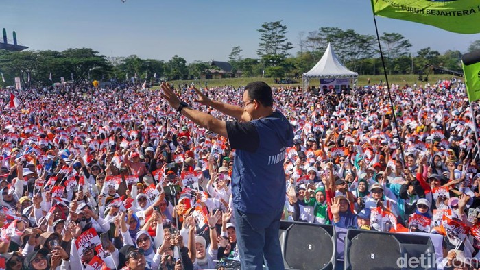Bakal calon presiden (Bacapres) Anies Baswedan saat menyapa ribuan masyarakat di Lapangan Panahan, Area Komplek Stadion Si Jalak Harupat, Kabupaten Bandung.