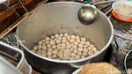 Bakso Gerobakan Viral di BSD Ini Habiskan 45 kg Daging Sehari