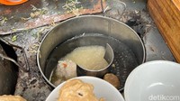 Kuah kaldunya dipadukan dengan bakso yang kenyal semakin enak. Sebenarnya, bakso gerobakan ini juga menawarkan tambahan siomay dan pangsit goreng. Foto: Detikcom / Atiqa Rana