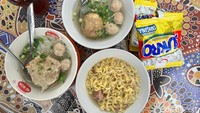Ini dia 2 mangkuk bakso dan 1 mangkuk mie yang kami pesan. Makin seru ditemani dengan taburan kacang sukro. Foto: Detikcom / Atiqa Rana