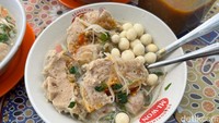 Seperti ini tampilan bakso urat tetelan yang semangkuknya dibanderol Rp 20.000. Bakso uratnya cukup unik karena ada potongan  cabe di dalamnya. Foto: Detikcom / Atiqa Rana