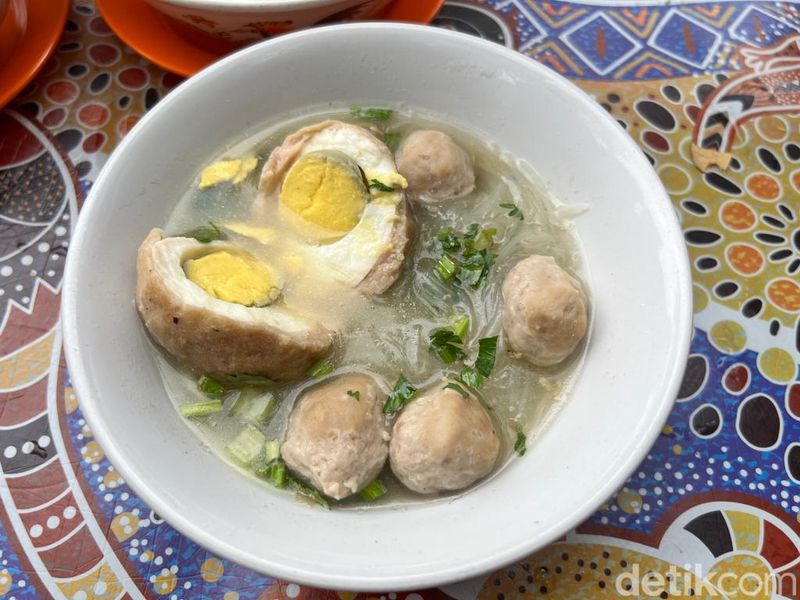 Bakso Gerobakan Viral di BSD Ini Habiskan 45 kg Daging Sehari