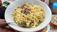 Selain bakso, mereka juga menawarkan pelengkap berupa Indomie. Indomie Rp 5 ribu ini dilengkapi potongan daging. Foto: Detikcom / Atiqa Rana