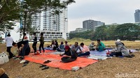 Suasana makan bakso di sini sangat nyaman karena bisa sembari piknik dan bersantai di bawah pohon rindang. Foto: Detikcom / Atiqa Rana