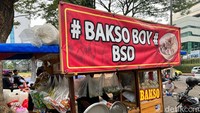 Jalan-jalan ke BSD, kamu bisa mampir ke salah satu warung bakso gerobakan populer. Namanya Bakso Mas Boy. Foto: Detikcom / Atiqa Rana