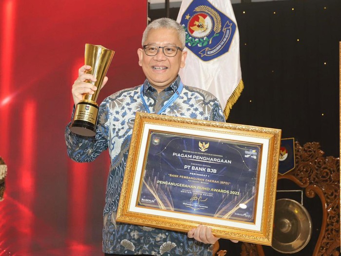 bank bjb meraih penghargaan sebagai Bank Pembangunan Daerah (BPD) Peringkat I dalam kategori Besar dalam ajang BUMD Awards 2023 yang diselenggarakan oleh Kementerian Dalam Negeri dan Direktorat Jenderal Bina Keuangan Daerah, di Hotel Grand Sahid Jakarta, pada Jumat (29/9).
