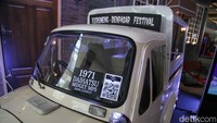 Menghadirkan nostalgia otomotif, Bemo Daihatsu tahun 1971 menjadi salah satu pesona utama yang terpampang di pintu masuk acara HubSpace x KAI Expo. Mobil legendaris ini telah menjadi simbol perkembangan industri otomotif di Indonesia pada zamannya.  
