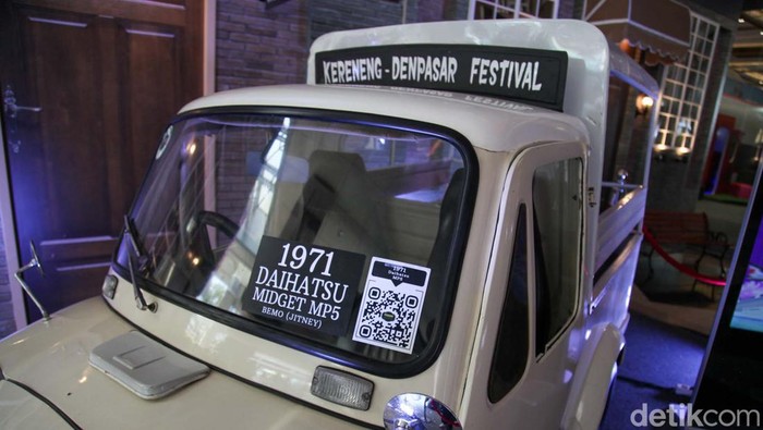 Bemo Daihatsu tahun 1971 menjadi salah satu pesona utama yang terpampang di pintu masuk acara HubSpace x KAI Expo. Bemo ini pun menarik perhatian pengunjung.