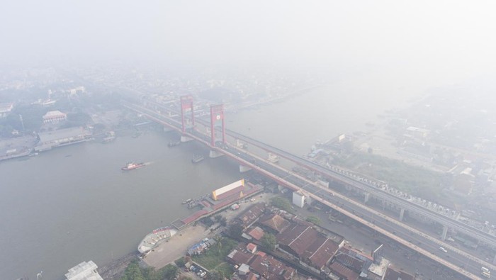 Foto udara jembatan Ampera yang tertutup kabut asap di Palembang, Sumatera Selatan, Minggu (1/10/2023). Berdasarkan data dari Badan Meteorologi, Klimatologi, dan Geofisika kualitas udara di Palembang berada di level berbahaya dampak dari Kebakaran Hutan dan Lahan (Karhutla) yang terjadi di Kabupaten/kota di Provinsi Sumatera Selatan. ANTARA FOTO/Nova Wahyudi/YU