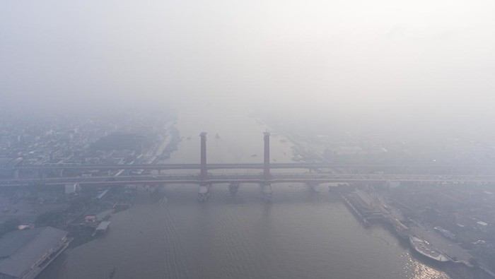 Foto udara jembatan Ampera yang tertutup kabut asap di Palembang, Sumatera Selatan, Minggu (1/10/2023). Berdasarkan data dari Badan Meteorologi, Klimatologi, dan Geofisika kualitas udara di Palembang berada di level berbahaya dampak dari Kebakaran Hutan dan Lahan (Karhutla) yang terjadi di Kabupaten/kota di Provinsi Sumatera Selatan. ANTARA FOTO/Nova Wahyudi/YU
