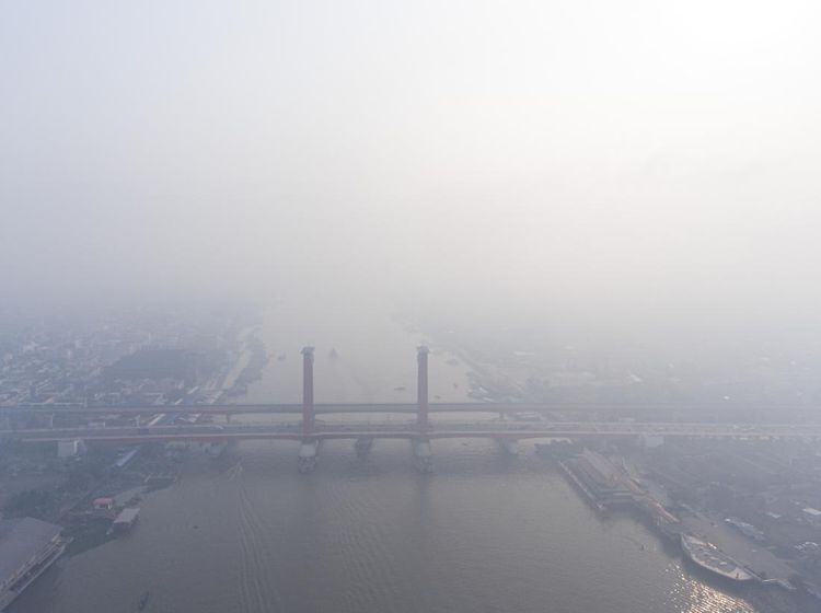 Jembatan Ampera Nyaris Hilang Dikepung Kabut Asap