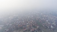 Foto udara kawasan Seberang Ulu (SU) yang tertutup kabut asap di Palembang, Sumatera Selatan, Minggu (1/10/2023). 