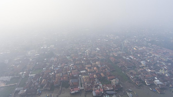 Bencana kabut asap di Palembang Foto udara jembatan Ampera yang tertutup kabut asap di Palembang, Sumatera Selatan, Minggu (1/10/2023). Berdasarkan data dari Badan Meteorologi, Klimatologi, dan Geofisika kualitas udara di Palembang berada di level berbahaya dampak dari Kebakaran Hutan dan Lahan (Karhutla) yang terjadi di Kabupaten/kota di Provinsi Sumatera Selatan. ANTARA FOTO/Nova Wahyudi/YU