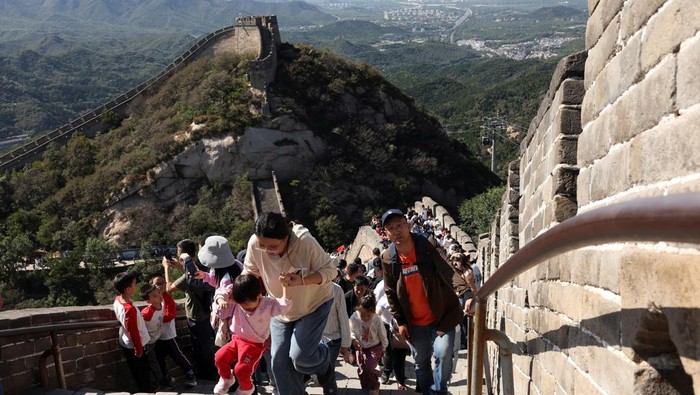 Berjubel di Tembok Besar China saat Akhir Pekan Tourists visit the Badaling section of the Great Wall on the National Day holiday in Beijing, China October 1, 2023. REUTERS/Florence Lo
