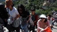 Mereka tampak berjubel di sepanjang jalan yang mendaki tersebut.  