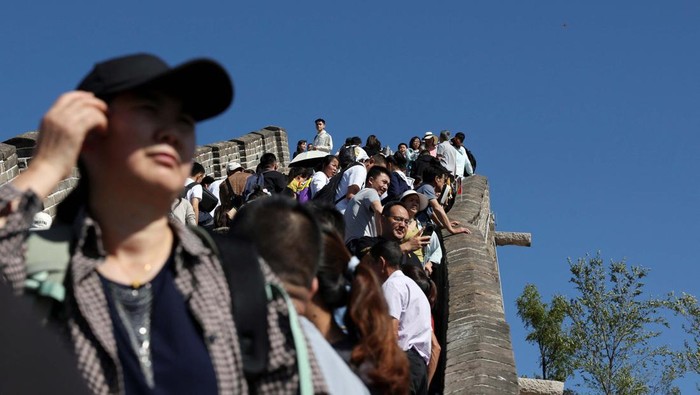 Tourists visit the Badaling section of the Great Wall on the National Day holiday in Beijing, China October 1, 2023. REUTERS/Florence Lo