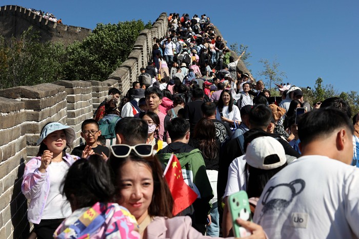 Tourists visit the Badaling section of the Great Wall on the National Day holiday in Beijing, China October 1, 2023. REUTERS/Florence Lo