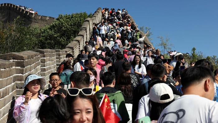 Tourists visit the Badaling section of the Great Wall on the National Day holiday in Beijing, China October 1, 2023. REUTERS/Florence Lo