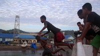 Minimnya fasilitas dan lahan bermain di daerah itu, menyebabkan anak-anak setempat memanfaatkan kapal kayu yang bersandar sebagai sarana bermain saat pagi hari yang rentan dengan resiko kecelakaan bermain. 