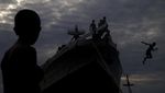 Potret Anak-anak Bermain di Kapal Pengangkut Barang