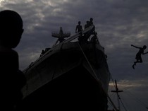 Potret Anak-anak Bermain di Kapal Pengangkut Barang