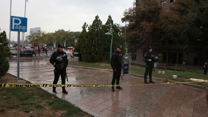 Police officers secure an area near the Interior Ministry following a bomb attack in Ankara, Turkey October 1, 2023. REUTERS/Cagla Gurdogan